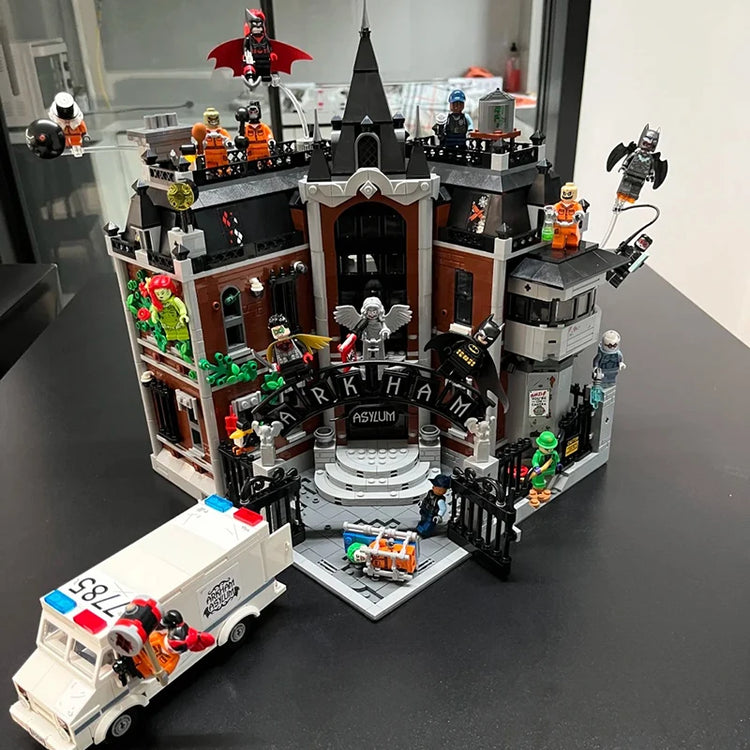 Superhelden-Krankenhaus – detailreiches Modell ähnlich LEGO Arkham Asylum | 2.953 Steine