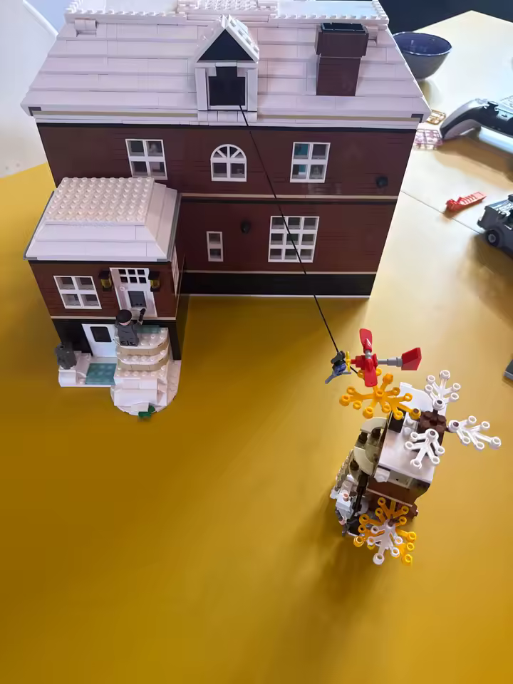 "Kevin allein zuhaus" - Großes Familienhaus – Klemmbaustein-Set mit 3.955 Teilen | LEGO-kompatibel