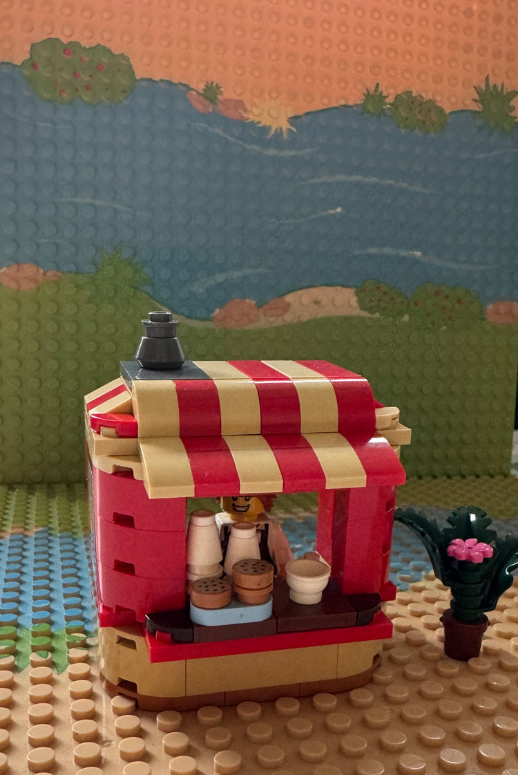 LEGO Kaffeestand – Charmantes Café mit rot-cremem Streifendach