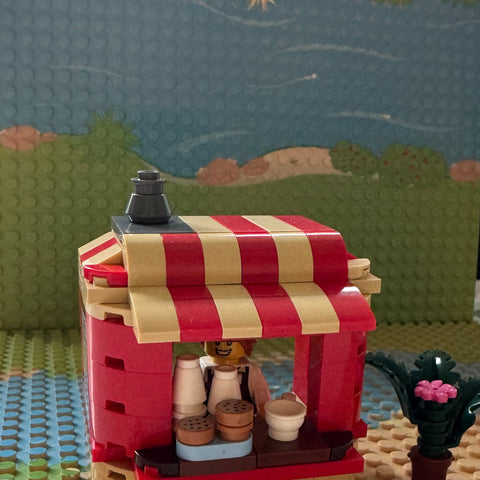 LEGO Kaffeestand – Charmantes Café mit rot-cremem Streifendach