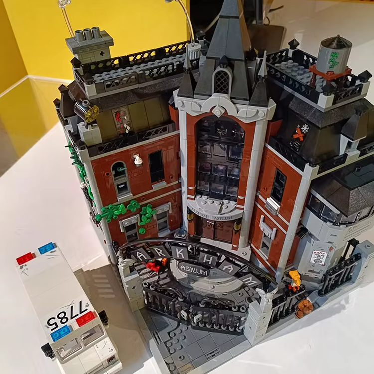 Superhelden-Krankenhaus – detailreiches Modell ähnlich LEGO Arkham Asylum | 2.953 Steine