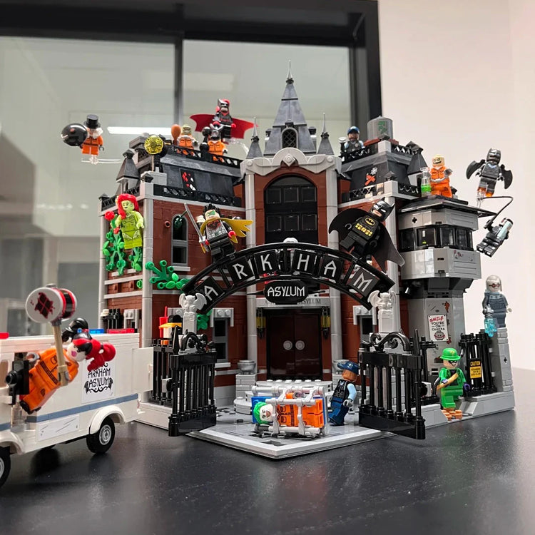 Superhelden-Krankenhaus – detailreiches Modell ähnlich LEGO Arkham Asylum | 2.953 Steine