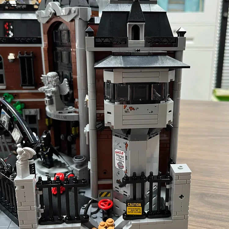 Superhelden-Krankenhaus – detailreiches Modell ähnlich LEGO Arkham Asylum | 2.953 Steine