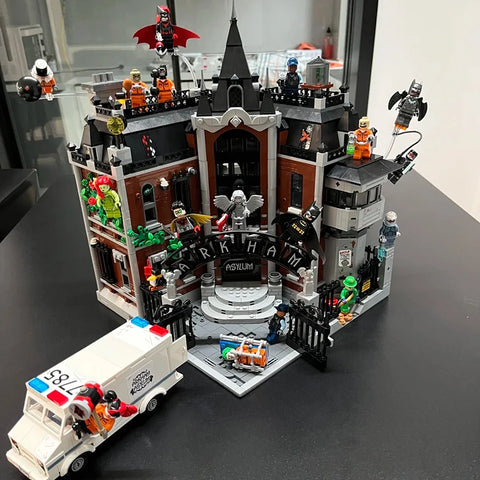 Superhelden-Krankenhaus – detailreiches Modell ähnlich LEGO Arkham Asylum | 2.953 Steine